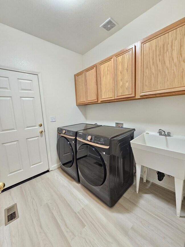 Building Photo - Cold Springs Beauty - Immaculate Newer Hom...