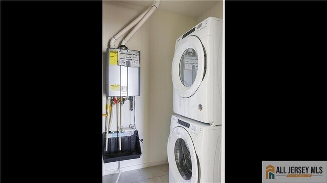 Building Photo - 95 Robeson St