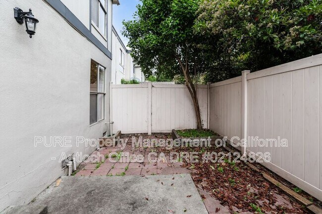 Building Photo - 2043 Sierra Rd