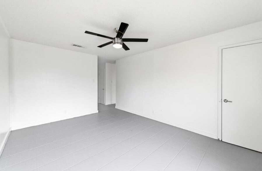 Building Photo - 3408 Dolphin Dr