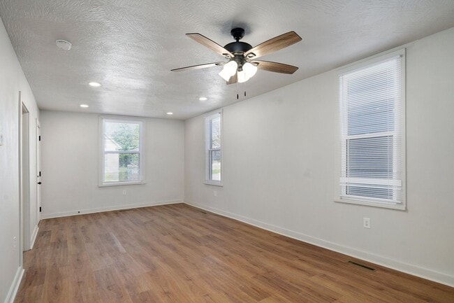 Building Photo - 3 Bedroom, 1 Bathroom remodeled house!