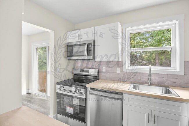 Building Photo - 453 S Laurel Rd