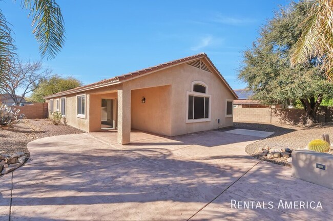 Building Photo - 2535 E Petroglyph Ln