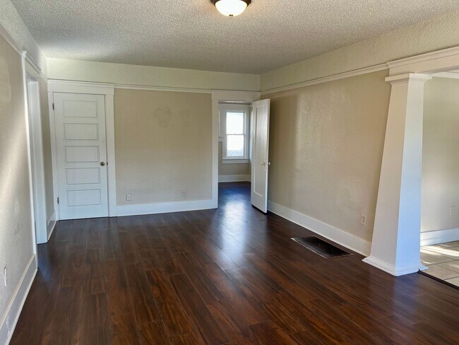 Building Photo - 1042 N Harrison Ave