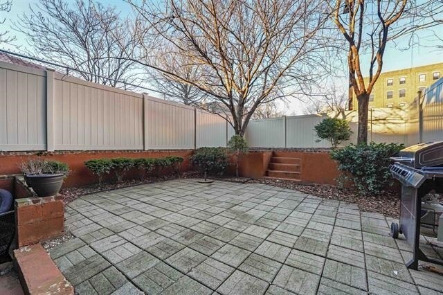 Building Photo - 128 Bright St