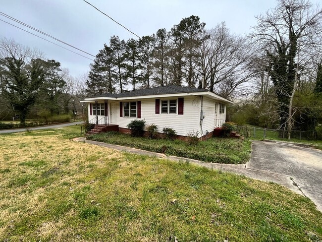 Building Photo - 3 Bedrooms, 1.5 Bathroom - Home in Sherwood Forest!