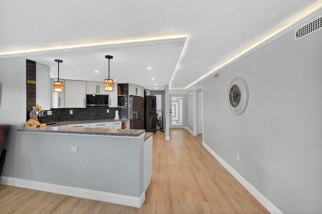 Building Photo - 8125 Crespi Blvd