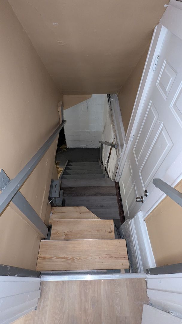 Building Photo - A charming 3-bedroom, 1.5-bathroom home located in the vibrant city of Akron