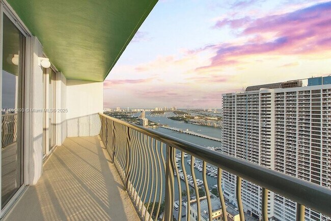 Building Photo - 1756 N Bayshore Dr