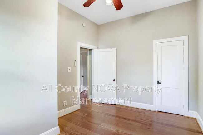 Building Photo - 305 9th St