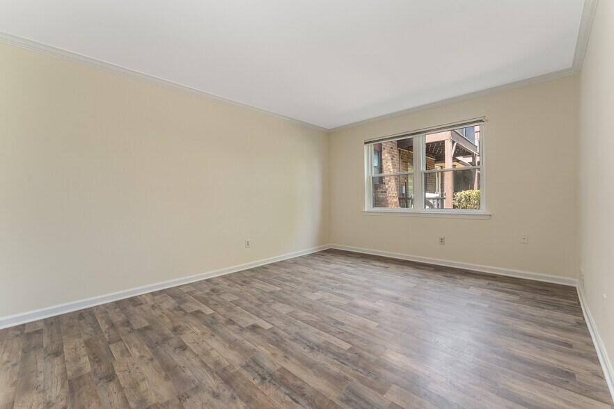 Building Photo - 707 Nottingham Way