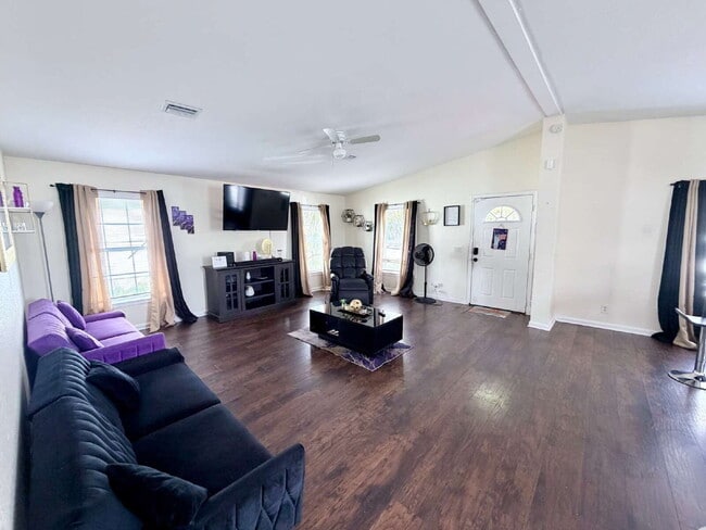 Building Photo - "Charming 1-Bedroom for Rent, Oasis in Vibrant West Palm Beach – Your Ideal Urban Retreat!"