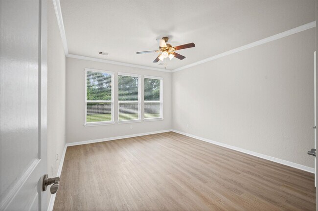 Building Photo - 10 Log House Ct