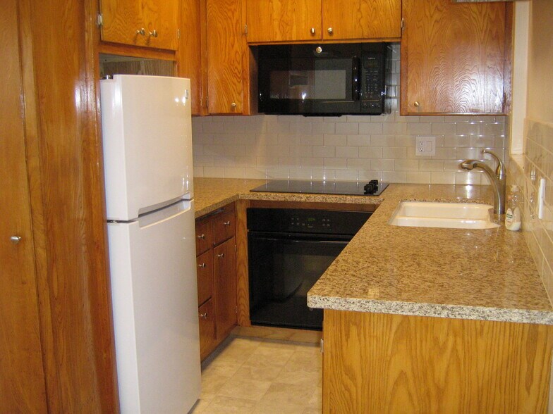 125A Kitchen - 125 Gull St