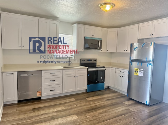 Building Photo - 3 Bed 2 Bath house - Dog friendly