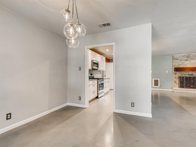 Building Photo - 2500 Candlewood Ct
