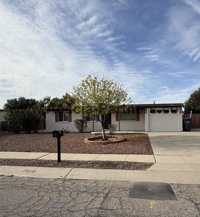 Building Photo - Eastside 3 Bedroom 2 Bath