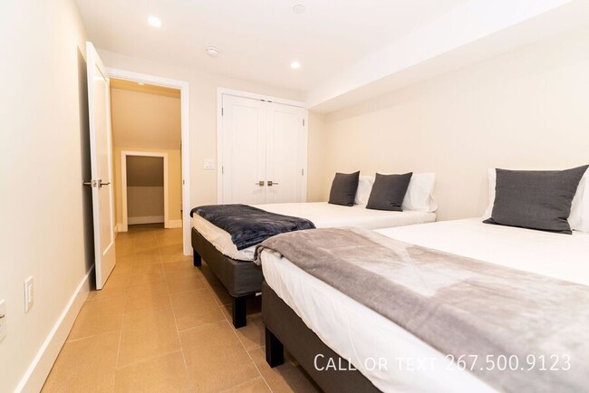 Building Photo - Beautiful bi-level 2 bed, 2 bathroom unit ...