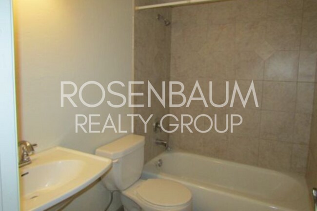 Building Photo - Spacious 1-bedroom, 1-bath apartment in Tu...