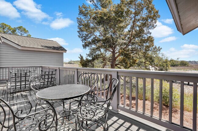 Building Photo - "Coastal Comfort Awaits: Spacious 3-Bed, 3-Bath Furnished Retreat in Moss Creek on the Marsh!"