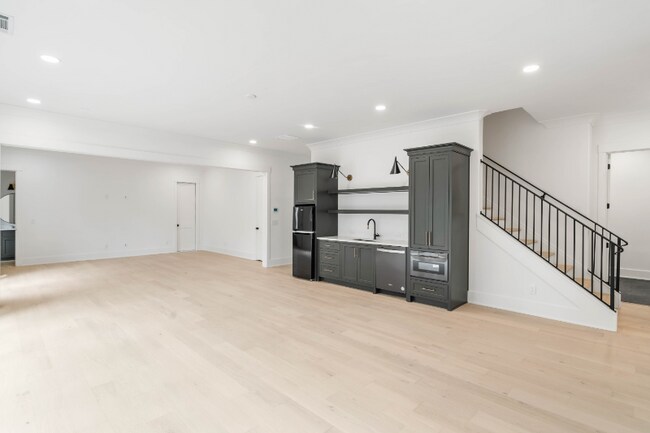 Building Photo - 312 Meadow Dr