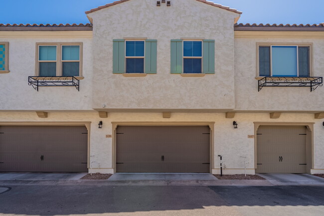 Building Photo - 2629 S Equestrian Dr