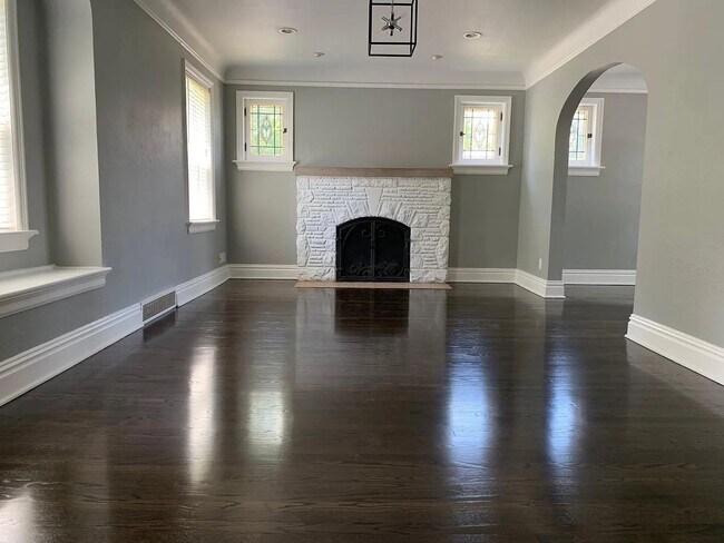 Building Photo - Gorgeous Curb Appeal! 3 Bed 2.5 Bath House in a walkable neighborhood!