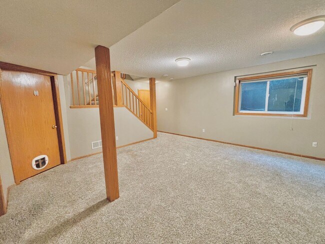 Building Photo - Gorgeous 3 Bedroom 4 Bath End Unit in Eagan