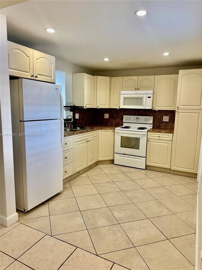 Building Photo - 300 NE 12th Ave