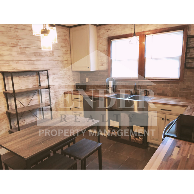 Building Photo - QUAINT, COZY SPACE