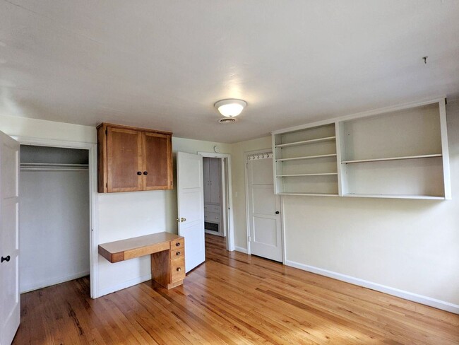 Building Photo - 5+ bedroom South Campus house w/ large fen...