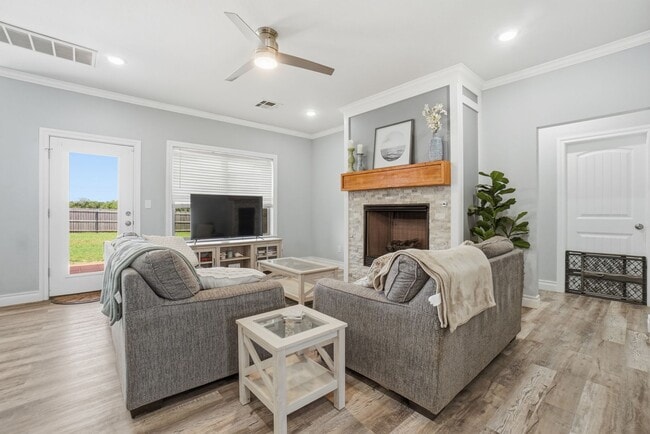 Building Photo - 4254 Mesa Dr