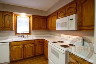 Building Photo - Comfortable 2 Bedroom/ 2 Bathroom Duplex |...