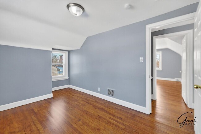 Building Photo - $1200 2 bedroom