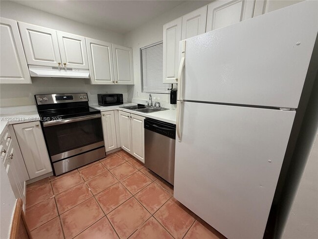 Building Photo - 6245 SW Kendale Lakes Cir