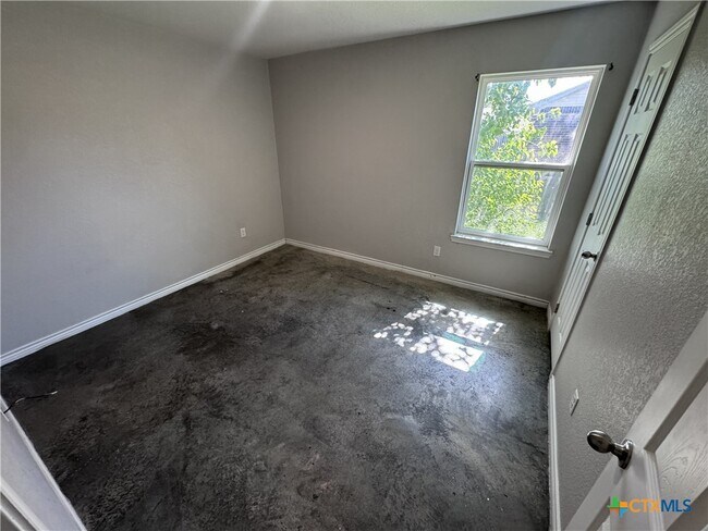 Building Photo - 1615 Pontotoc Trce