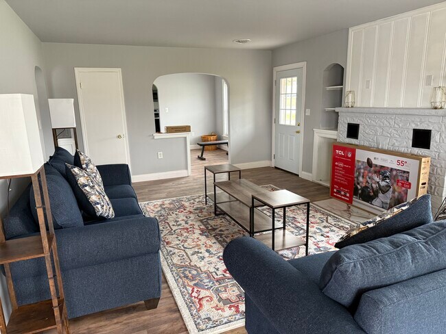 Building Photo - 606 E Main Street Ext