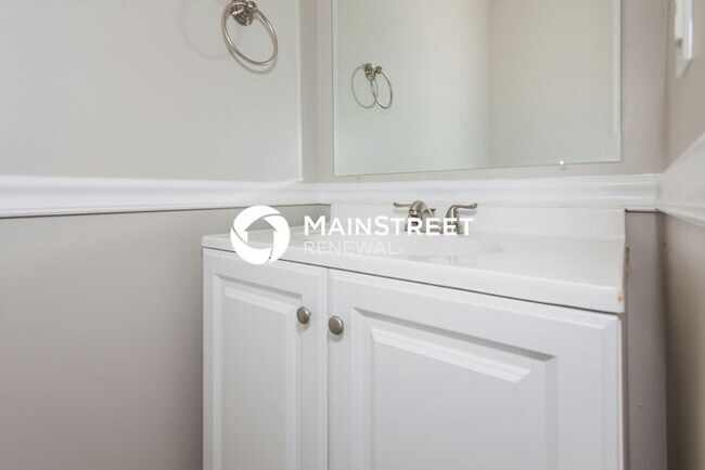 Building Photo - 4 Bedroom Pet-Friendly Home in Charlotte, NC with Main Street Renewal