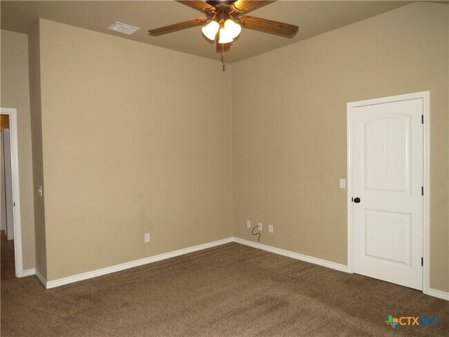 Building Photo - 405 Sladecek Dr