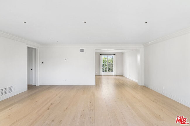 Building Photo - 152 S Camden Dr