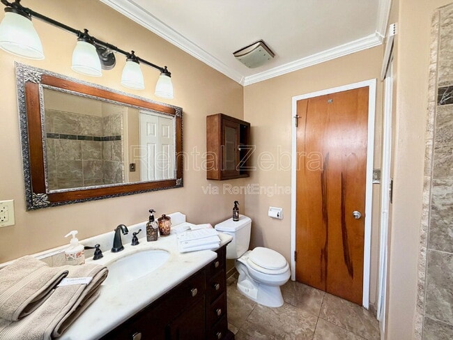 Building Photo - 1421 W 21st St