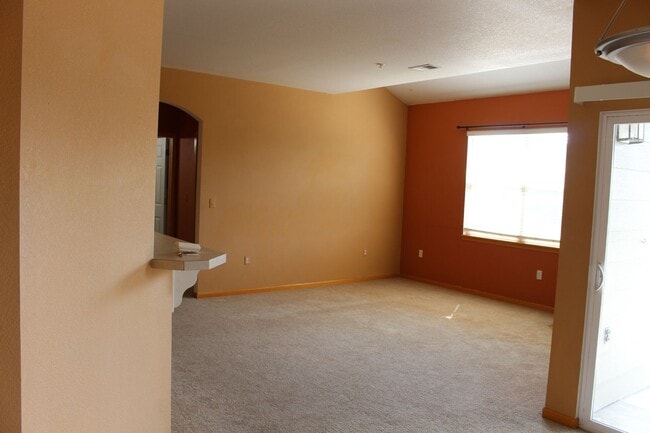 Building Photo - Spacious 2-Bedroom Condo Backing to Open Space