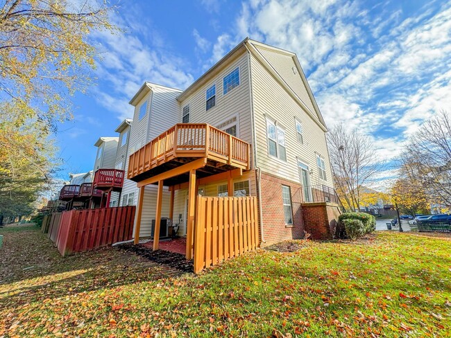 Building Photo - Stunning End-Unit 3 bed 2 Full Bath 2 Half...