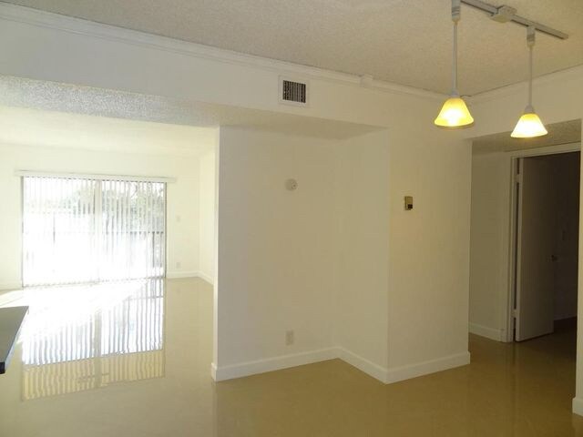 Primary Photo - 460 NW 20th St