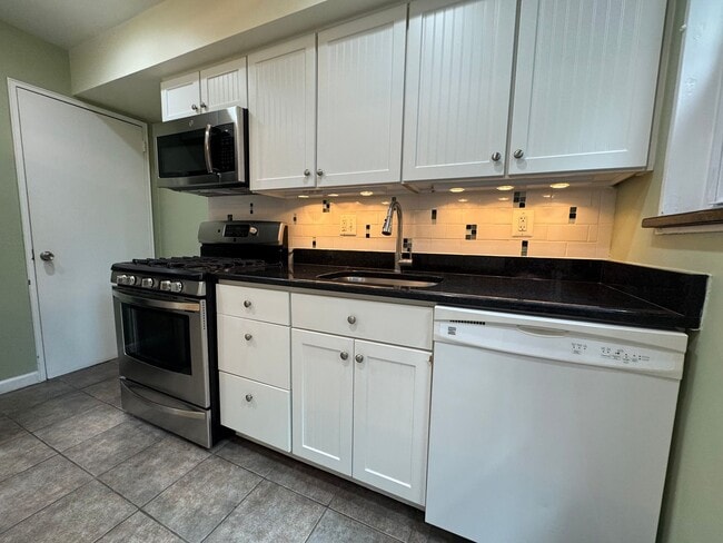 Building Photo - Beautiful 2 Bed 2 Bath Semi-Detached Brick...