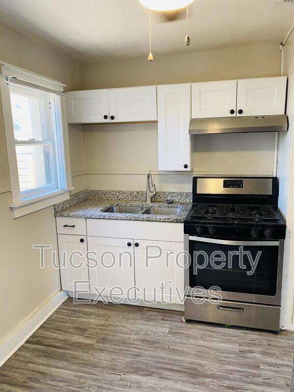 Building Photo - 2632 N Stone Ave