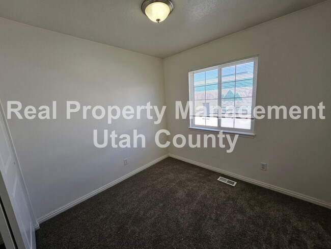 Building Photo - Orem Townhome