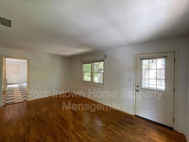 Building Photo - 824 San Antonio Dr NE