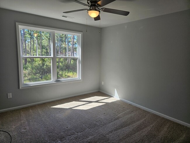 Building Photo - Beautiful unfurnished End unit - 2 bedroom...