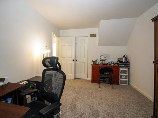 Building Photo - 2BR/2.5BA End Unit Condo | Central York SD | Open Layout | Parking + Patio | Spacious Living!
